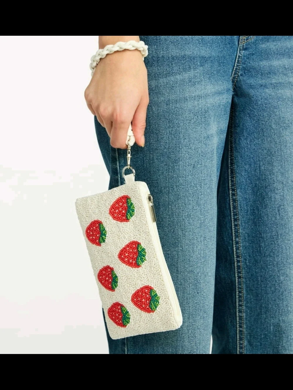 No Boundaries White Beaded Strawberry Wristlet And Hair Claw Clip - Picture 2 of 6